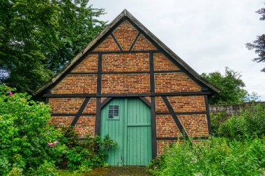Dinslaken 'in tarihi duvarındaki eski, yarı keresteli kulübe.