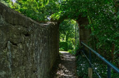 Warburg 'un tarihi duvarı boyunca uzanan kapı.