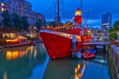 Rotterdam 'daki eski limanda tarihi bir gemi.