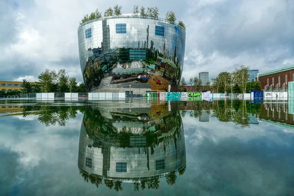ロッテルダムの美術館公園のラウンドミラーファサードの建物 — ストック写真