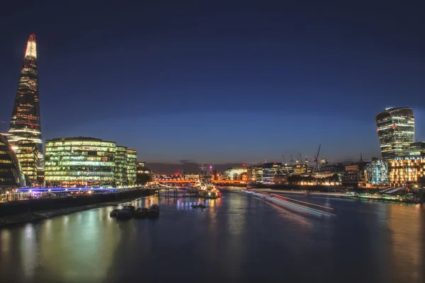 Lontoo Thames-joella — kuvapankkivalokuva