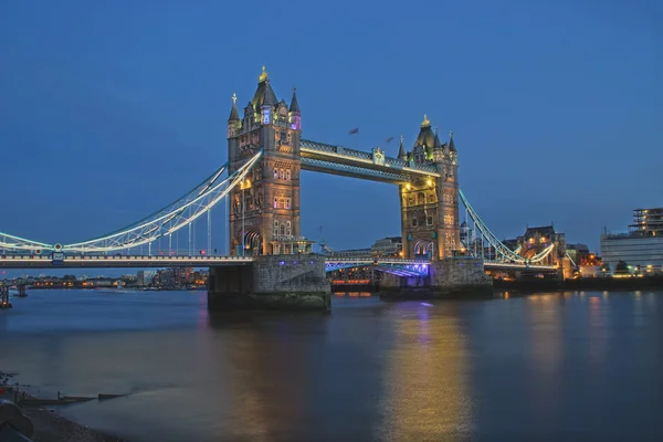 Tower Bridge sininen tunti — kuvapankkivalokuva