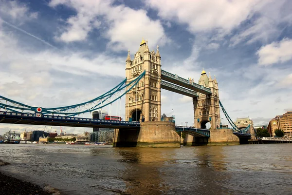 Tower Bridge ja Thames joki — kuvapankkivalokuva