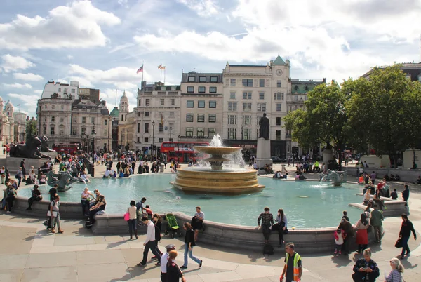 Trafalgara Square suihkulähde — kuvapankkivalokuva