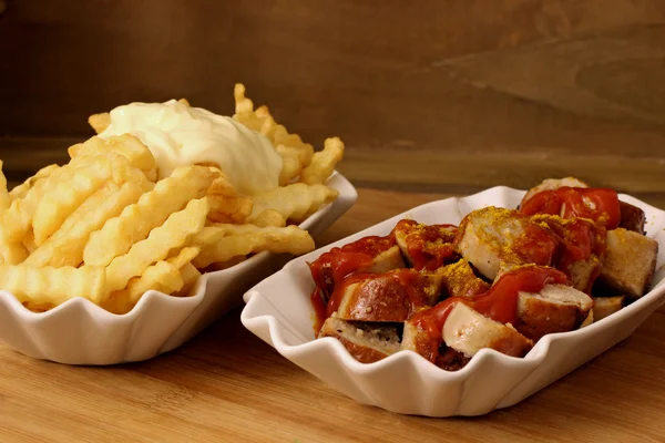 Currywurst und Pommes Stockfoto