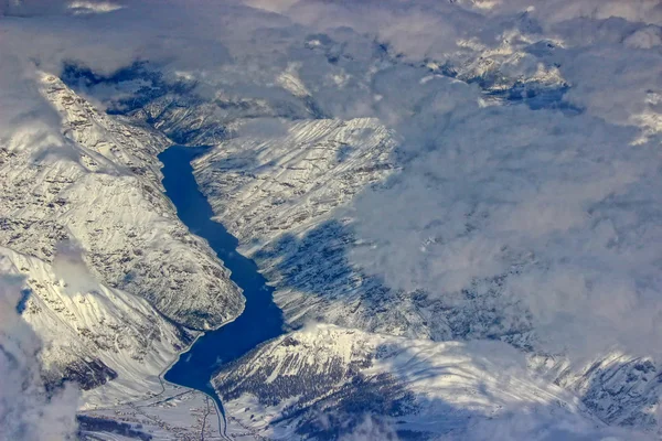 Lago nelle Alpi svizzere — Foto Stock