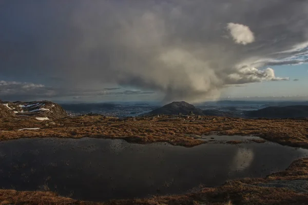 Montañas y fiordos en Noruega — Foto de Stock