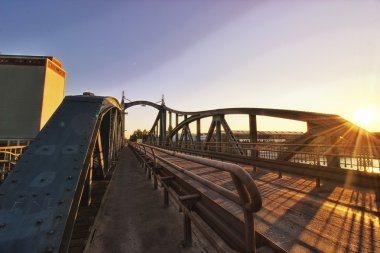 Krefeld swing Köprüsü üzerinden günbatımı