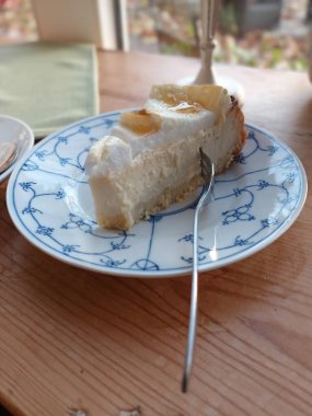 Kremalı ve çatallı taze peynirli kek.