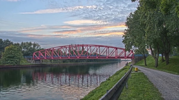 Rhein-Herne kanalında kırmızı köprü — Stok fotoğraf