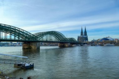 Ren ve Köln 'deki ünlü demiryolu köprüsü