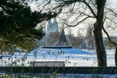 Köln 'de Ren nehrinin kenarındaki parkta kış ve kar