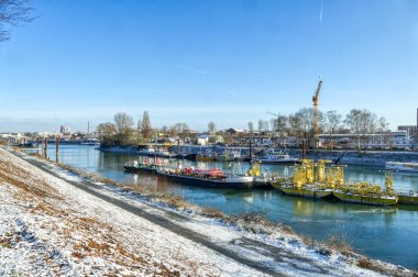 Kışın Köln Mulheim Limanı