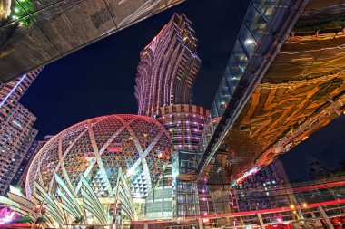 Gece şehir merkezinde Macau