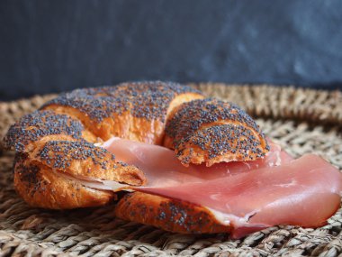 Kruvasan ile pastırma füme