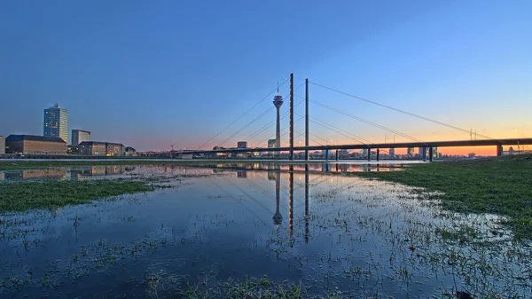 在杜塞尔多夫横跨莱茵河的桥梁 — 图库照片