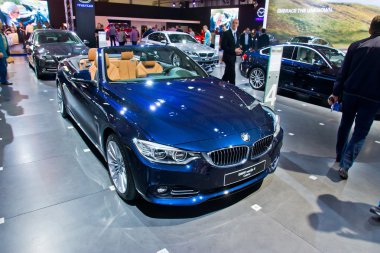 Ekranda sunulan Bmw 4 Serisi cabrio araba