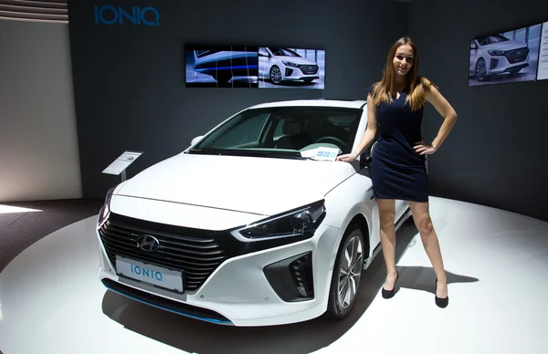 Hyundai Ioniq coche activo presentado en la pantalla —  Fotos de Stock