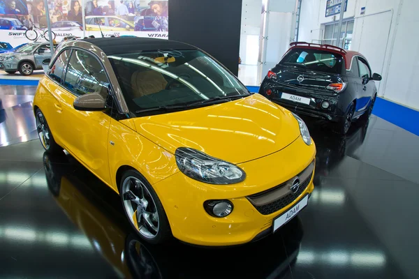 Automobily Opel Adam na displeji — Stock fotografie