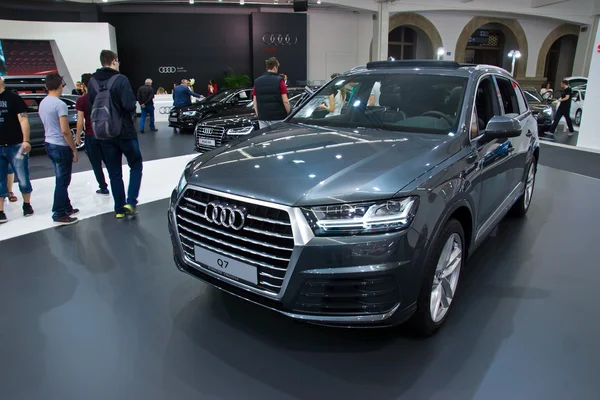 A kijelzőn az új Audi Q7-autó — Stock Fotó