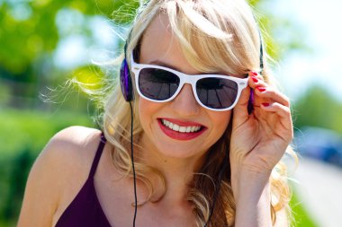 kulaklıklar ile çekici genç kadın