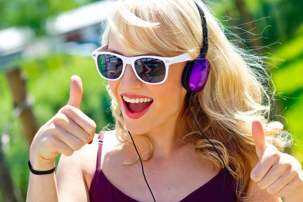 Atraktivní mladá žena se sluchátky — Stock fotografie