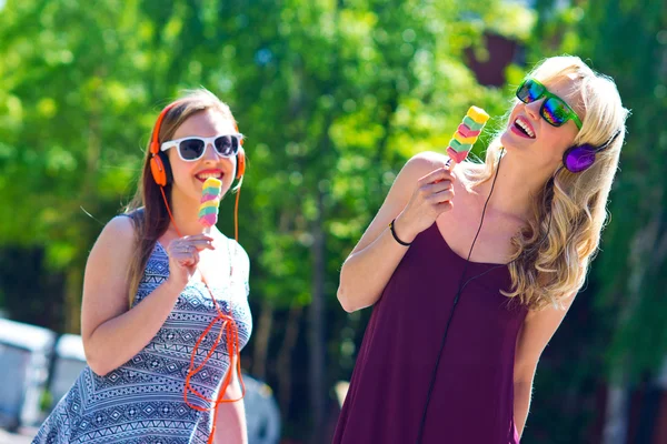 Dos chicas jóvenes con helado — Foto de Stock