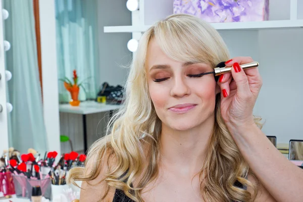 Makeup artist applying mascara on womans eyes — Stock Photo, Image