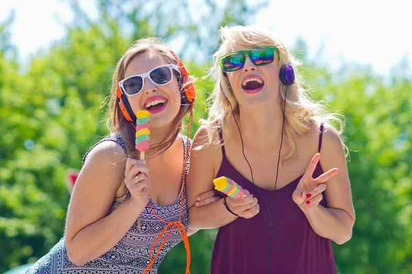 Dos chicas jóvenes con helado Fotos De Stock