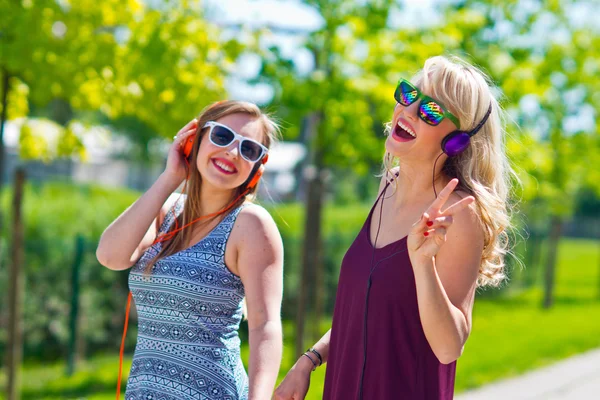 Duas amigas se divertindo — Fotografia de Stock