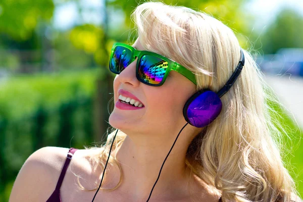 Attraktive junge Frau mit Kopfhörern — Stockfoto