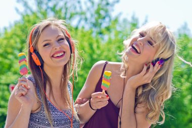 iki genç kız dondurma ile