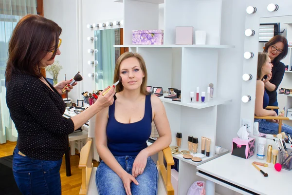 Artista de maquillaje en el trabajo en el salón — Foto de Stock