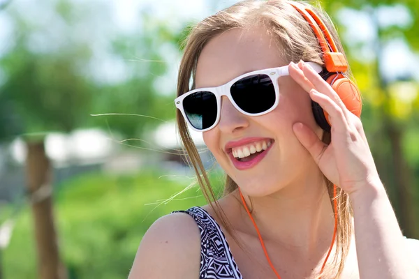 Ελκυστική νεαρή γυναίκα με ακουστικά — Φωτογραφία Αρχείου