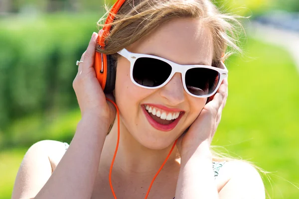 Atrakcyjna młoda kobieta z słuchawki — Zdjęcie stockowe