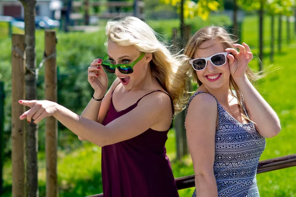 Dos amigas divirtiéndose Fotos de stock