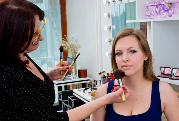 Make-up artiest op het werk in de salon Stockfoto