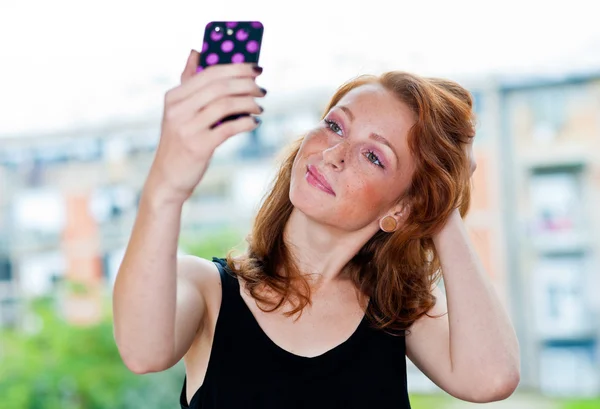 Pihovatý žena dělat selfie mimo — Stock fotografie