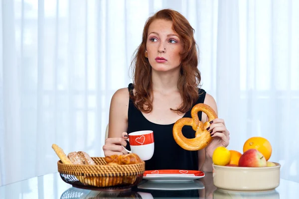 Attraente ragazza con lentiggini fare colazione — Foto Stock