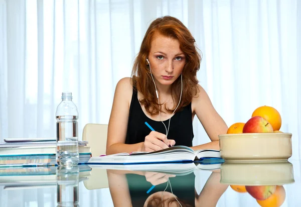 Attraente ragazza con lentiggini studiare a casa — Foto Stock