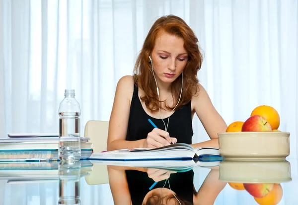 Aantrekkelijk meisje met sproeten studie thuis — Stockfoto