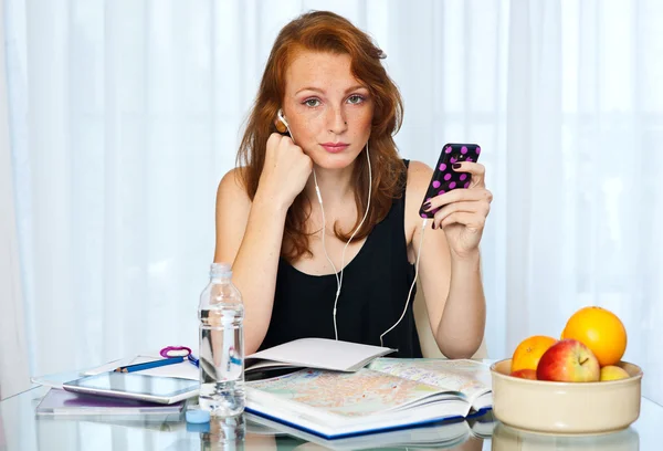 Attraente ragazza con lentiggini studiare a casa — Foto Stock