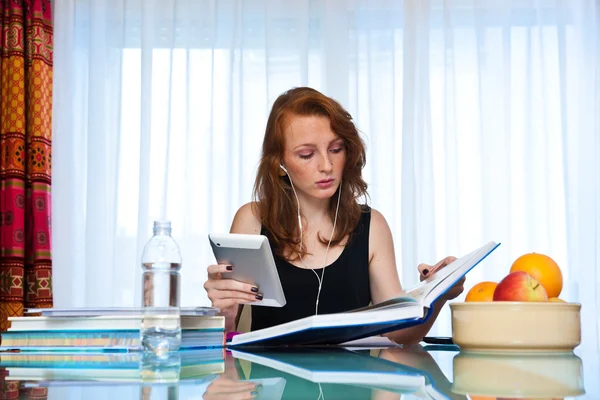 Attraente ragazza con lentiggini studiare a casa — Foto Stock