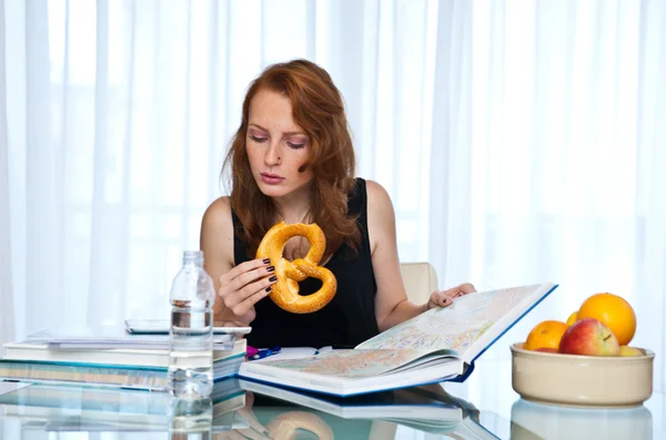 Attraente ragazza con lentiggini studiare a casa — Foto Stock