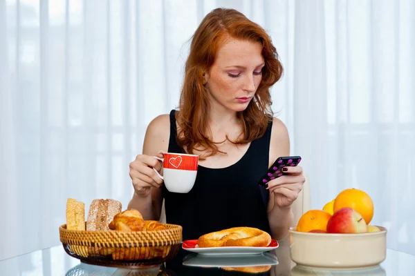 Atraktivní dívka s pihami snídá — Stock fotografie