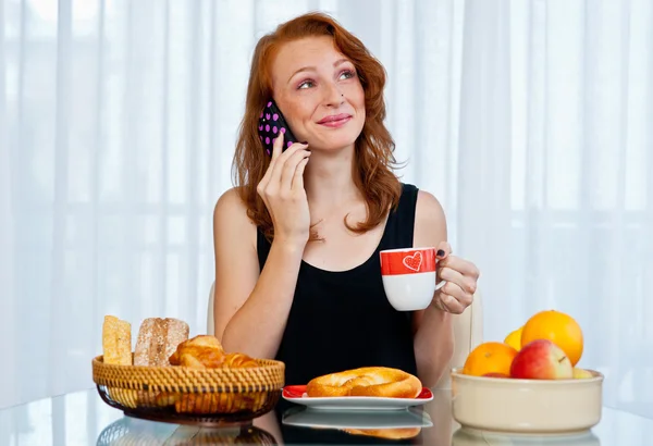 Menina atraente com sardas tomando café da manhã — Fotografia de Stock