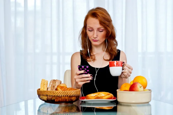 Menina atraente com sardas tomando café da manhã — Fotografia de Stock