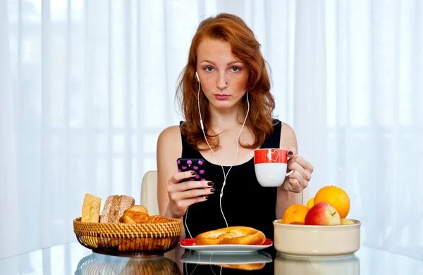 Aantrekkelijk meisje met sproeten eten ontbijt — Stockfoto