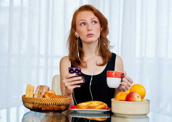 Aantrekkelijk meisje met sproeten eten ontbijt — Stockfoto