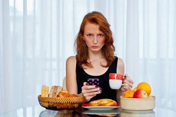 Menina atraente com sardas tomando café da manhã — Fotografia de Stock